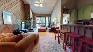 Three-Bedroom Apartment room in Crestview #2 Condo condo
