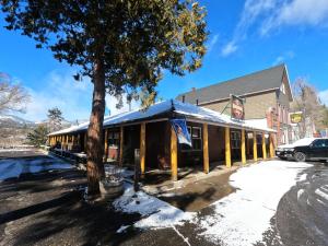 CREEKSIDE LODGE