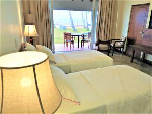 Arhimser Villa-superb 4 bedroom beachfront BB for 8 Ranna, Tangalle, pick up, serviced, taxes included