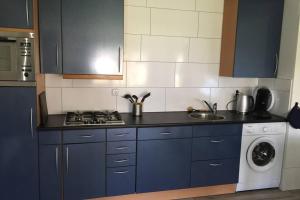 Bungalow op bedrijf met melkkoeien