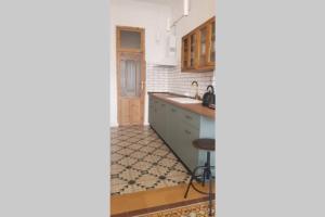 Piso modernista en casco histórico con garaje