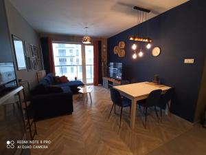 Nowoczesny Apartament przy Manufakturze z parkingiem podziemnym i klimatyzacją