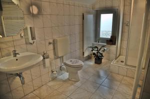 Double Room with Shared Bathroom room in Auberge Les Rangs