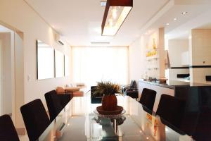 Apartamento alto padrão com 3 suítes, sala 3 ambientes todos com ar, ambientes novos e moderno.