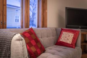 Cozy 1 Br Apt and Free parking by the Railway station