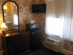 Standard Queen Room room in Atlantic Hotel