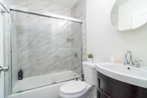 McCormick Place 420 Friendly 3BR in Downtown Chicago with Optional Parking Sleeps 8 Guests Near Soldier Field, Grant Park and Lakefront Trail