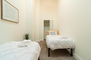 McCormick Place 420 Friendly 3BR in Downtown Chicago with Optional Parking Sleeps 8 Guests Near Soldier Field, Grant Park and Lakefront Trail