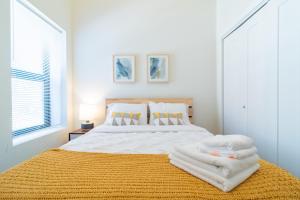 McCormick Place 420 Friendly 3BR in Downtown Chicago with Optional Parking Sleeps 8 Guests Near Soldier Field, Grant Park and Lakefront Trail