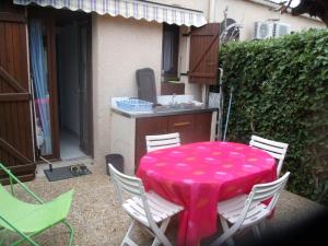 AGREABLE VILLA DANS LA MARINA AVEC PISCINE