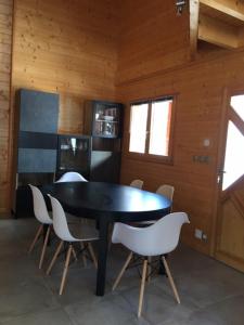Chalets Le Chalet de la Deviniere, bain nordique exterieur chauffe : photos des chambres