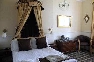 Double Room with Garden View room in Headlands Hotel