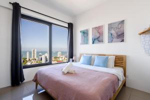 De Pastel Studio - SeaView at 218 Tropicana NEAR Komtar Food Heaven with Netflix & TV Box