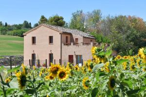 Casa Montefiore 13 LT nella tranquilla campagna Marchigiana
