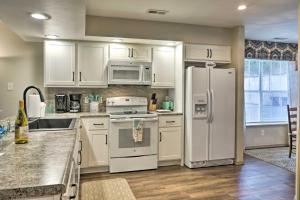 Lakefront Branson Condo with Porch and Dock Access