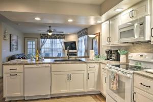 Lakefront Branson Condo with Porch and Dock Access