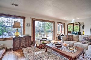 Hot Tub and Views Spacious Getaway on Rogue River