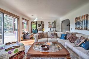 Hot Tub and Views Spacious Getaway on Rogue River