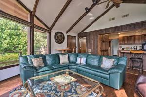 Hot Tub and Views Spacious Getaway on Rogue River