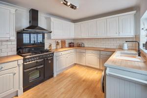 Host & Stay - Emerald Residence