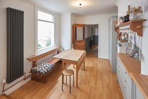 Host & Stay - Emerald Residence