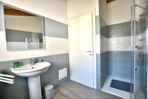 Blue Apartment in Marciaga di Costermano