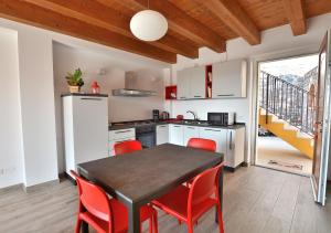 Red Apartment in Marciaga di Costermano