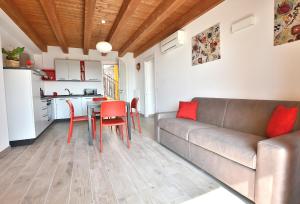 Red Apartment in Marciaga di Costermano