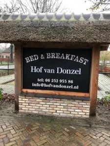 Hof van donzel - أوس