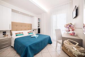 Viva Beach Hotel - 20m from the Beach & Large Breakfast