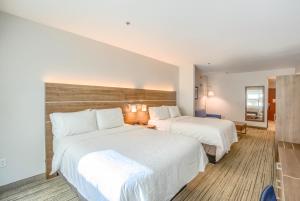 Queen Room with Two Queen Beds - Disability Access with Bath Tub room in Holiday Inn Express Hotel & Suites Gulf Shores an IHG Hotel