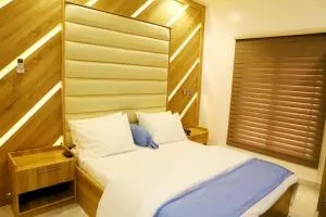 LOTUS EXECUTIVE SUITE, RHODABODE APT. - Tagwar