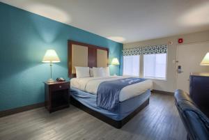 King Studio Suite - Non-Smoking room in Days Inn by Wyndham Mobile I-65