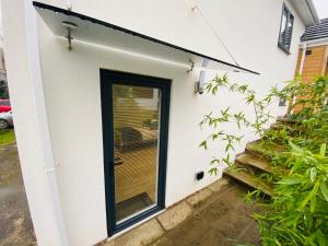 MODERN STUDIO APARTMENT, PRIVATE- DRIVEWAY PARKiNG