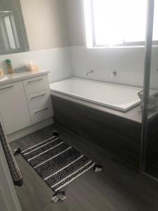 Brand new 4br get away 5min to albury city