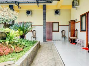 HP Residence Mitra RedDoorz near Alun Alun Kediri