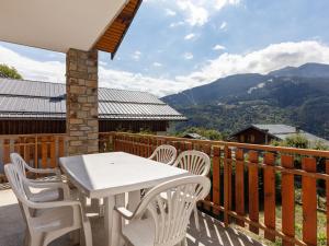 Maisons de vacances Modern Holiday Home in Montagny with Balcony : photos des chambres