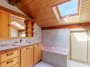 Maisons de vacances Modern Holiday Home in Montagny with Balcony : photos des chambres