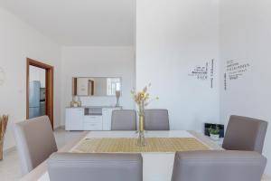 GuestHost - Luminoso Appartamento con Terrazzo Vicino allUniversita