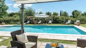 Albachiara 8, Emma Villas