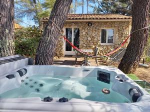 GITE AVEC SPA JACUZZI au cœur de Provence Côte d Azur