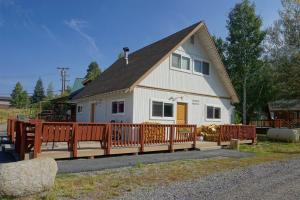 Four-Bedroom Bungalow room in Hidden Meadow Cabin