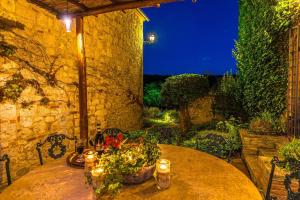 MONTICCHIA 10, Emma Villas