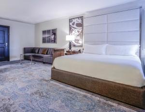 Premier Studio King Suite room in Hotel Amarano Burbank-Hollywood