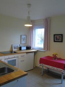 Futterhaus neben der Wasserburg Liepen