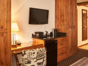 Superior Queen Room with Two Queen Beds room in Parkway Inn