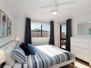 Promenade 12, 8 Intrepid Cl - fantastic waterfront unit with air con and Wifi