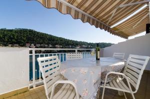 One-Bedroom Apartment with Balcony and Sea View room in Apartments Kuzma