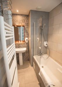 Hotels Hotel De L'univers : photos des chambres