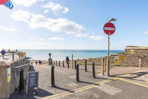 Three-Bedroom House room in Smugglers View 3 Bedroom Historic Cottage Direct Sea Views